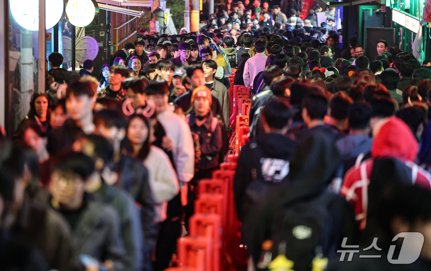 (서울=뉴스1) 김도우 기자 = 핼러윈을 맞은 31일 서울 용산구 이태원 세계음식문화거리에 인파 사고 방지를 위해 우측 통행을 유도하는 펜스가 설치돼 있다. 2026.10.31/뉴 …
