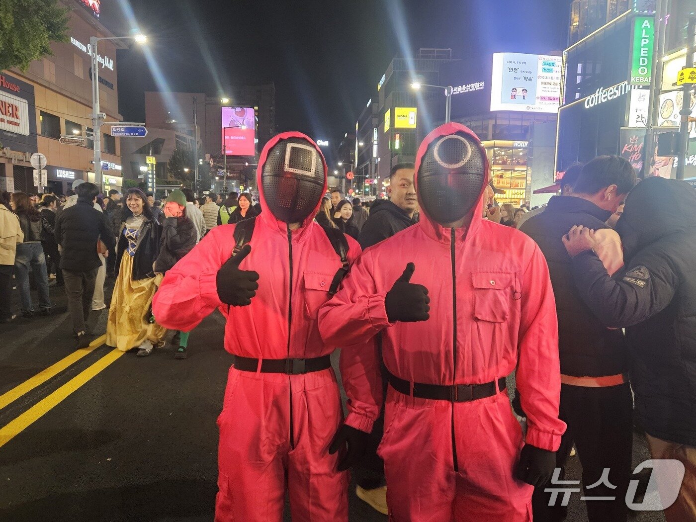 본문 이미지 - 31일 이태원에서 '오징어 게임' 속 교관 복장을 하고서 핼러윈을 즐기고 있는 김 모 씨와 그의 친구. 2026.10.31 ⓒ 뉴스1 윤지오 기자  
