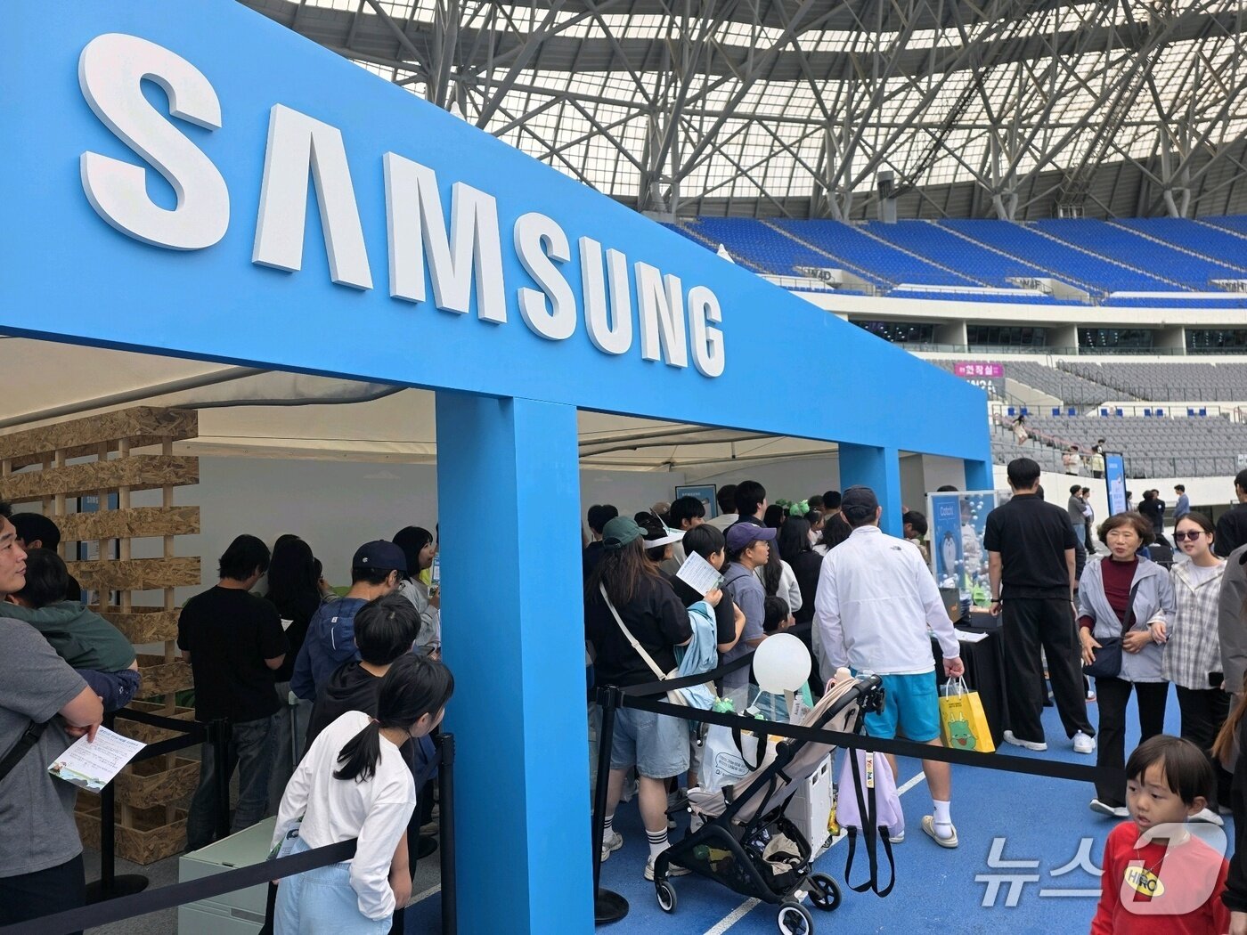 본문 이미지 -  '2026 용인 사이버 과학축제' 첫째 날인 3일, 삼성전자 부스에 청소년과 어린이 등 지역 주민 6000여 명이 방문했다. (삼성전자 제공)