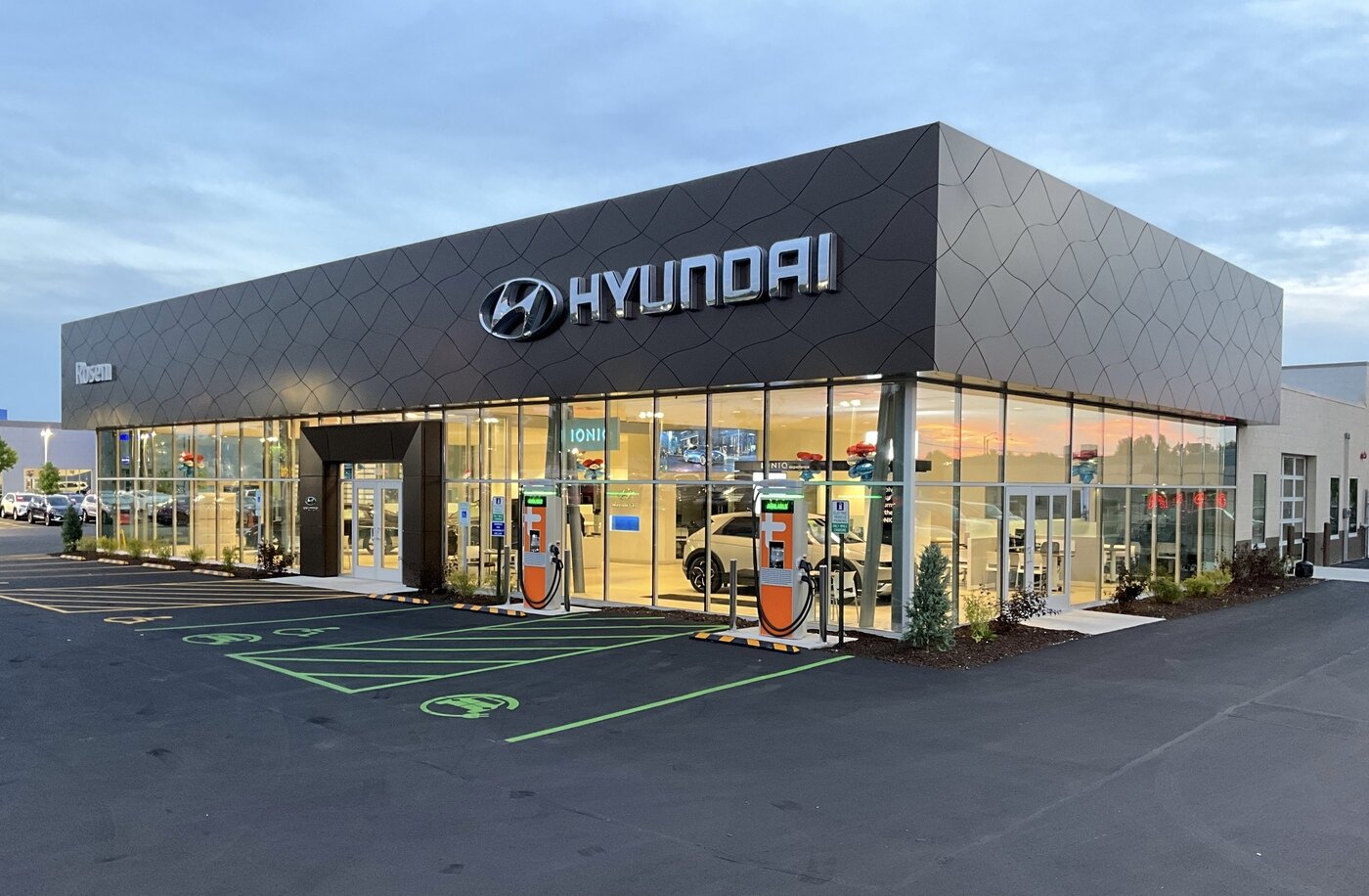 본문 이미지 - 미국 위스콘신주에 있는 로젠 현대 그린필드(Rosen Hyundai Greenfield) 딜러점 전경. (현대차 제공) 