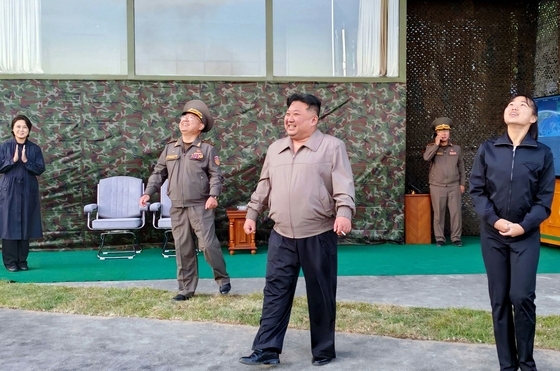 김정은, 중거리전략탄도미사일 발사훈련 참관…"핵전쟁억제력 고도화"