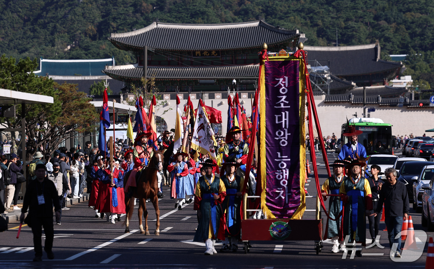 (서울=뉴스1) 구윤성 기자 = 4일 오전 서울 경복궁 광화문 월대에서 조선시대 정조대왕의 화성원행을 재현하는 '정조대왕 능행차 공동재현' 중 출궁의식이 펼쳐지고 있다. 2026. …