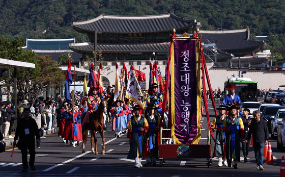 세종대로 지나는 정조대왕 능행차 행렬