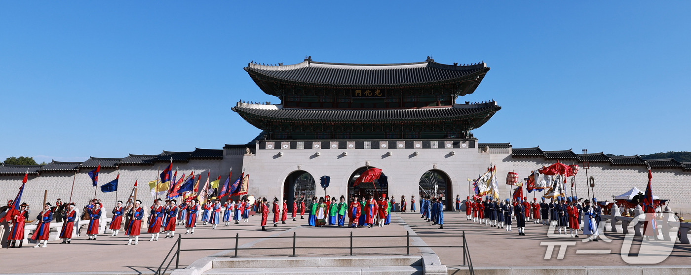 (서울=뉴스1) 구윤성 기자 = 4일 오전 서울 경복궁 광화문 월대에서 조선시대 정조대왕의 화성원행을 재현하는 '정조대왕 능행차 공동재현' 중 출궁의식이 펼쳐지고 있다. 2026. …