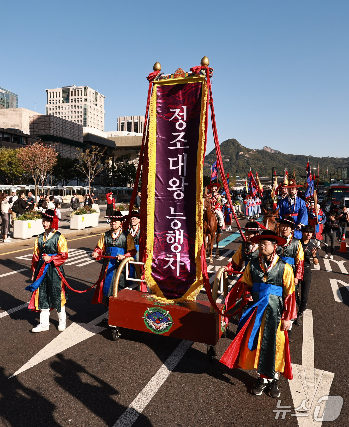 (서울=뉴스1) 구윤성 기자 = 4일 오전 조선시대 정조대왕의 화성원행을 재현하는 '정조대왕 능행차 공동재현' 행사에서 서울 경복궁을 출발한 행렬이 세종대로를 지나고 있다. 202 …