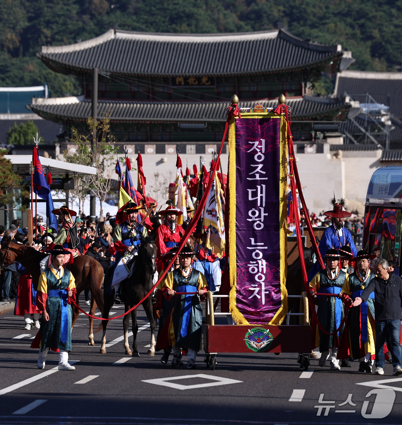 (서울=뉴스1) 구윤성 기자 = 4일 오전 조선시대 정조대왕의 화성원행을 재현하는 '정조대왕 능행차 공동재현' 행사에서 서울 경복궁을 출발한 행렬이 세종대로를 지나고 있다. 202 …