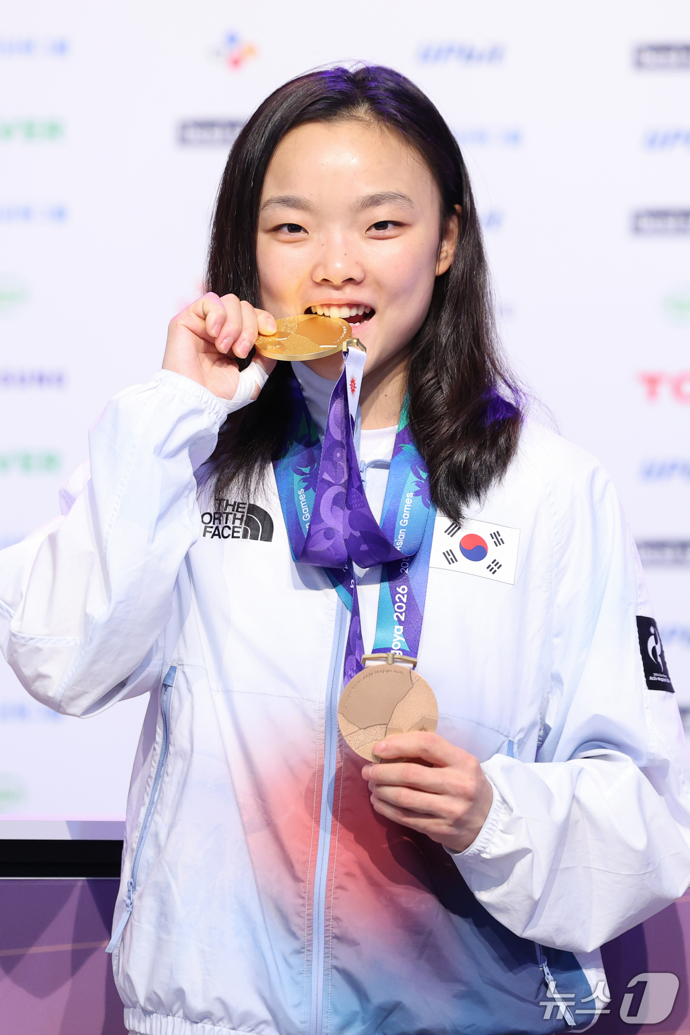 (나고야=뉴스1) 안은나 기자 = 대한민국 서채현이 4일 일본 나고야 코리아하우스에서 열린 2026 아이치·나고야 아시안게임 금메달리스트 기자회견에서 금메달을 깨물어 보이고 있다. …