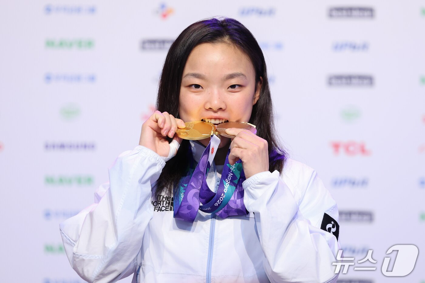 본문 이미지 - 대한민국 서채현이 4일 일본 나고야 코리아하우스에서 열린 2026 아이치·나고야 아시안게임 금메달리스트 기자회견에서 금메달과 동메달을 깨물어 보이고 있다. 2026.10.4 ⓒ 뉴스1 안은나 기자