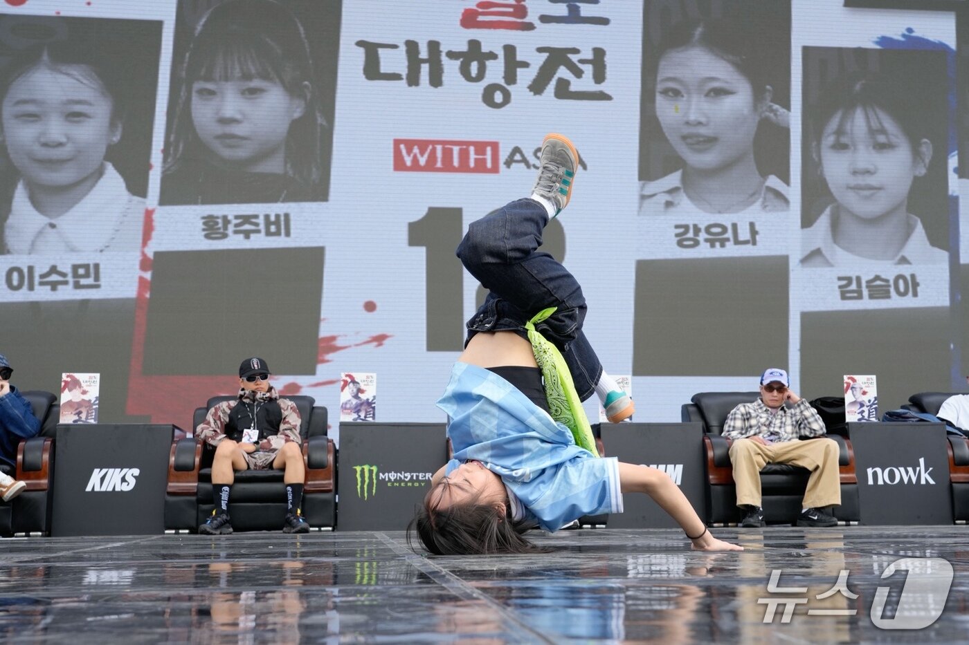 본문 이미지 - 3일 충남 천안시 천안삼거리공원에서 열린 '천안흥타령춤축제 2026' 스트릿댄스 팔도 대항전에 참가한 전국 16개 시·도 청소년 대표들이 락킹, 힙합, 크럼프 등 화려한 공연을 선보이고 있다. (천안시청 제공. 재판매 및 DB 금지) 2026.10.4 ⓒ 뉴스1 이시우 기자