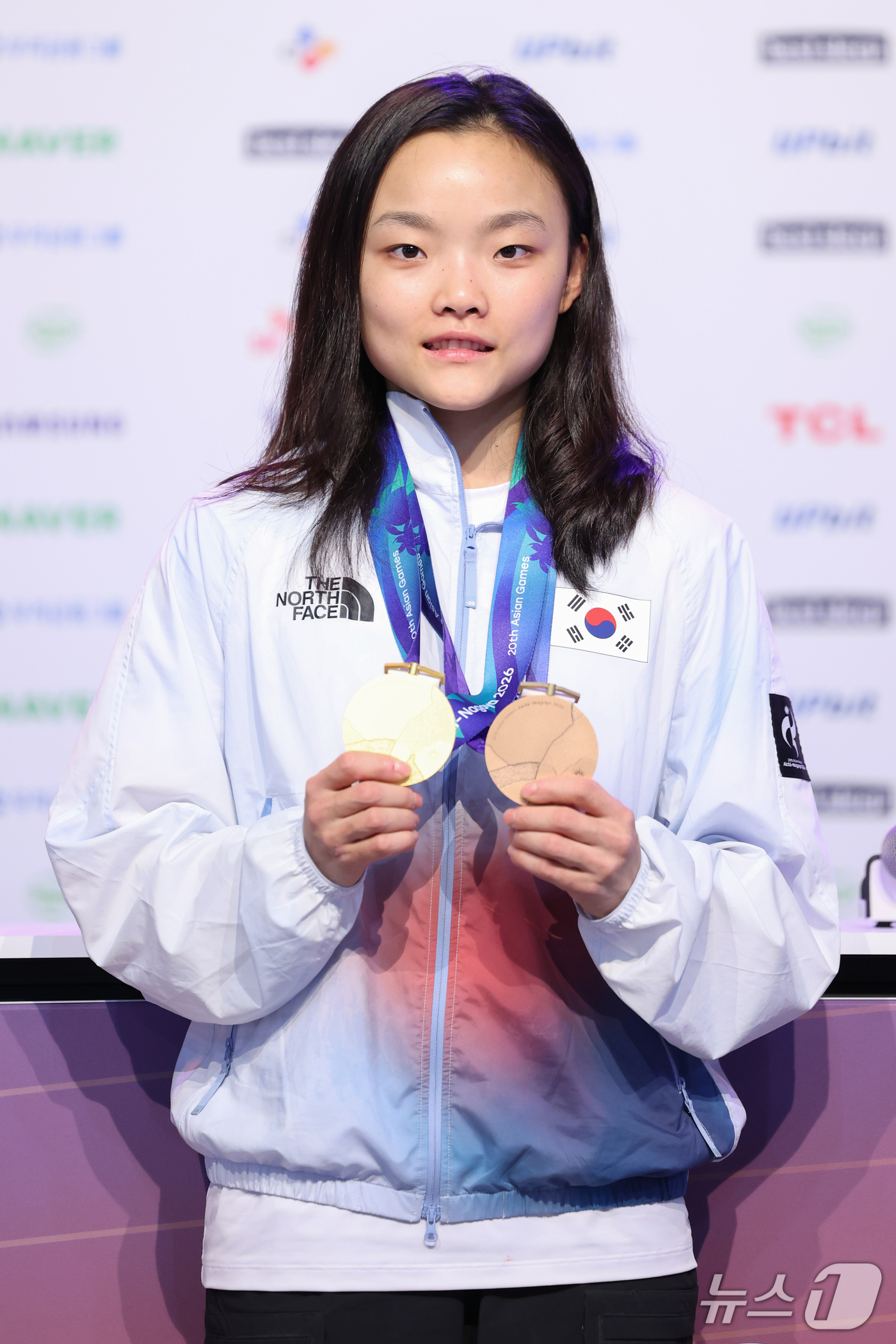 (나고야=뉴스1) 안은나 기자 = 대한민국 서채현이 4일 일본 라이브스 나고야 코리아하우스에서 열린 2026 아이치·나고야 아시안게임 금메달리스트 기자회견에서 금메달과 동메달을 들 …
