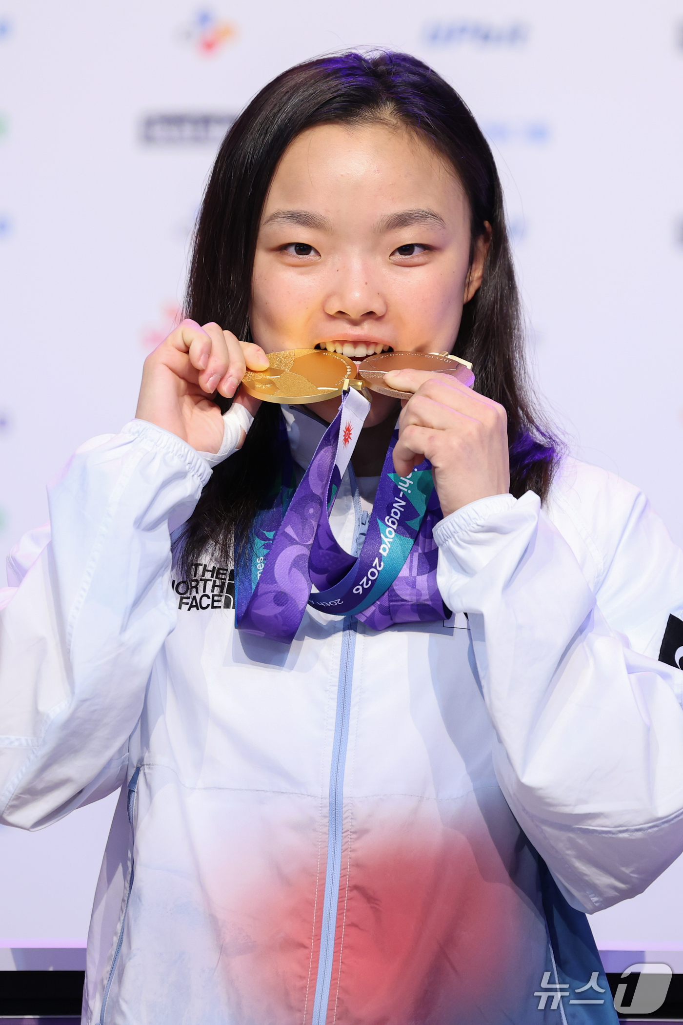(나고야=뉴스1) 안은나 기자 = 대한민국 서채현이 4일 일본 라이브스 나고야 코리아하우스에서 열린 2026 아이치·나고야 아시안게임 금메달리스트 기자회견에서 금메달과 동메달을 들 …