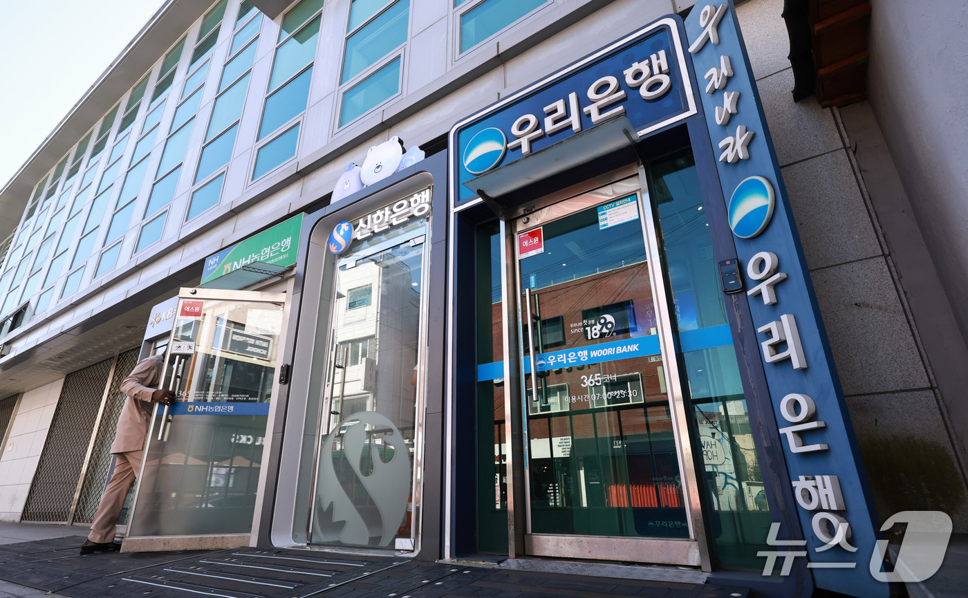 (서울=뉴스1) 구윤성 기자 = 시중은행을 덮친 해킹 공격이 저축은행과 캐피탈사 등 2금융권으로 번지고 있다.신한은행에서는 고객 약 2만5000명의 개인정보가 유출됐고 KB국민은행 …