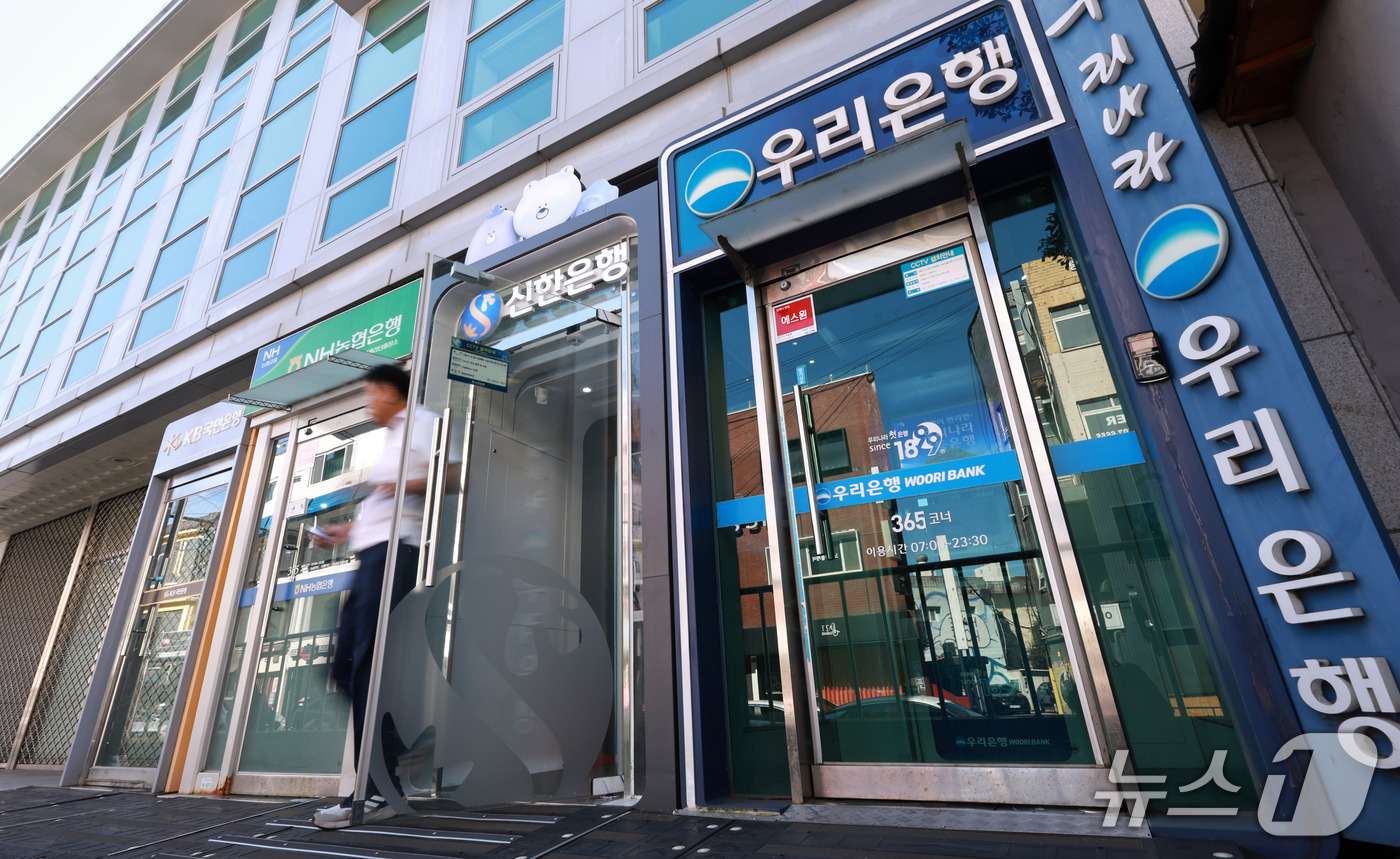 (서울=뉴스1) 구윤성 기자 = 시중은행을 덮친 해킹 공격이 저축은행과 캐피탈사 등 2금융권으로 번지고 있다.신한은행에서는 고객 약 2만5000명의 개인정보가 유출됐고 KB국민은행 …