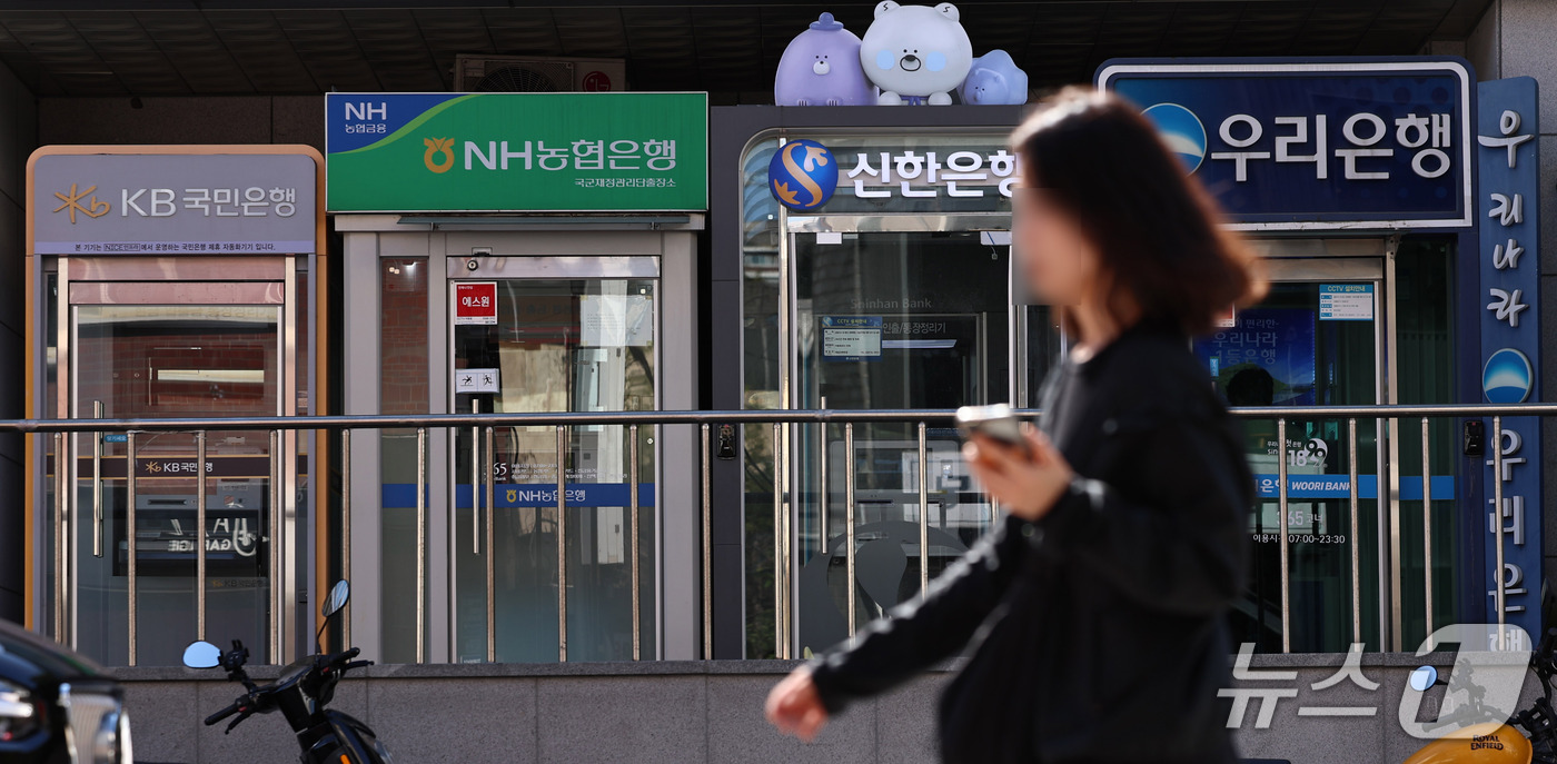 (서울=뉴스1) 구윤성 기자 = 시중은행을 덮친 해킹 공격이 저축은행과 캐피탈사 등 2금융권으로 번지고 있다.신한은행에서는 고객 약 2만5000명의 개인정보가 유출됐고 KB국민은행 …