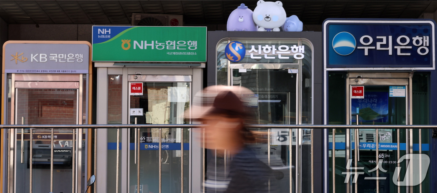(서울=뉴스1) 구윤성 기자 = 시중은행을 덮친 해킹 공격이 저축은행과 캐피탈사 등 2금융권으로 번지고 있다.신한은행에서는 고객 약 2만5000명의 개인정보가 유출됐고 KB국민은행 …