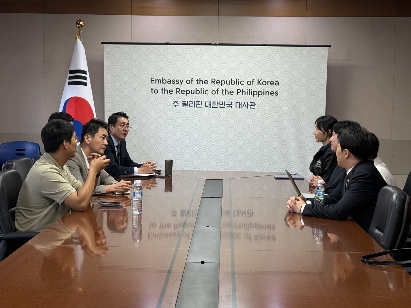 본문 이미지 - 경찰청 관계자들이 지난 1일 주필리핀대한민국대사관에서 대사관 관계자들과 납치사건 대응 및 재외국민 보호를 위한 협력 방안을 논의하고 있다. (경찰청 제공. 재판매 및 DB 금지)