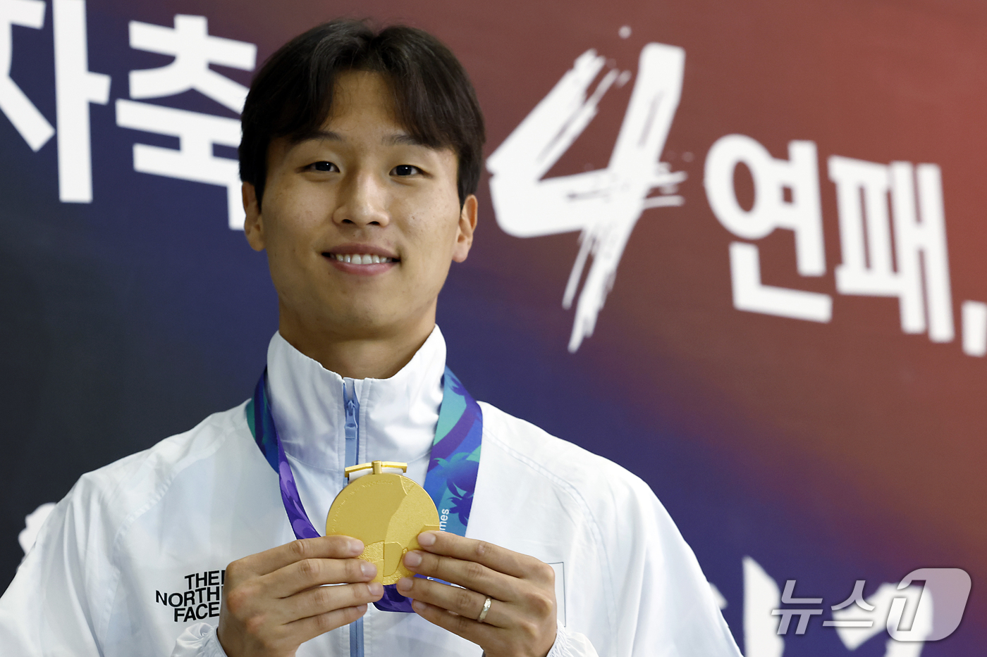 (인천공항=뉴스1) 박정호 기자 = 2026 아이치-나고야 아시안게임 남자축구 결승전에서 결승골을 넣은 엄지성이 4일 오후 인천국제공항을 통해 귀국해 취재진과 인터뷰 후 금메달을 …