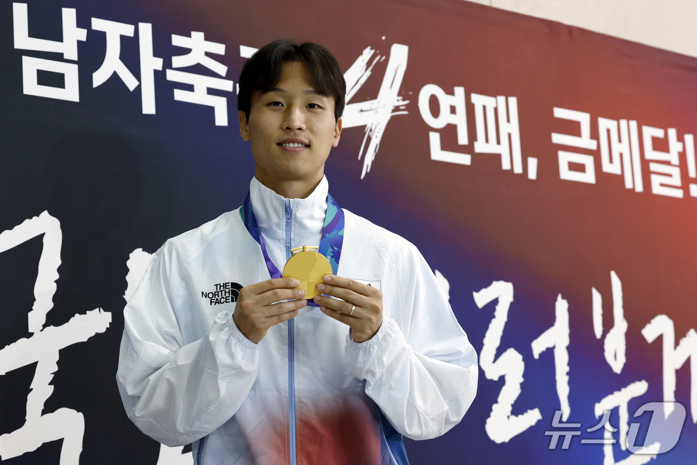 (인천공항=뉴스1) 박정호 기자 = 2026 아이치-나고야 아시안게임 남자축구 결승전에서 결승골을 넣은 엄지성이 4일 오후 인천국제공항을 통해 귀국해 취재진과 인터뷰 후 금메달을 …