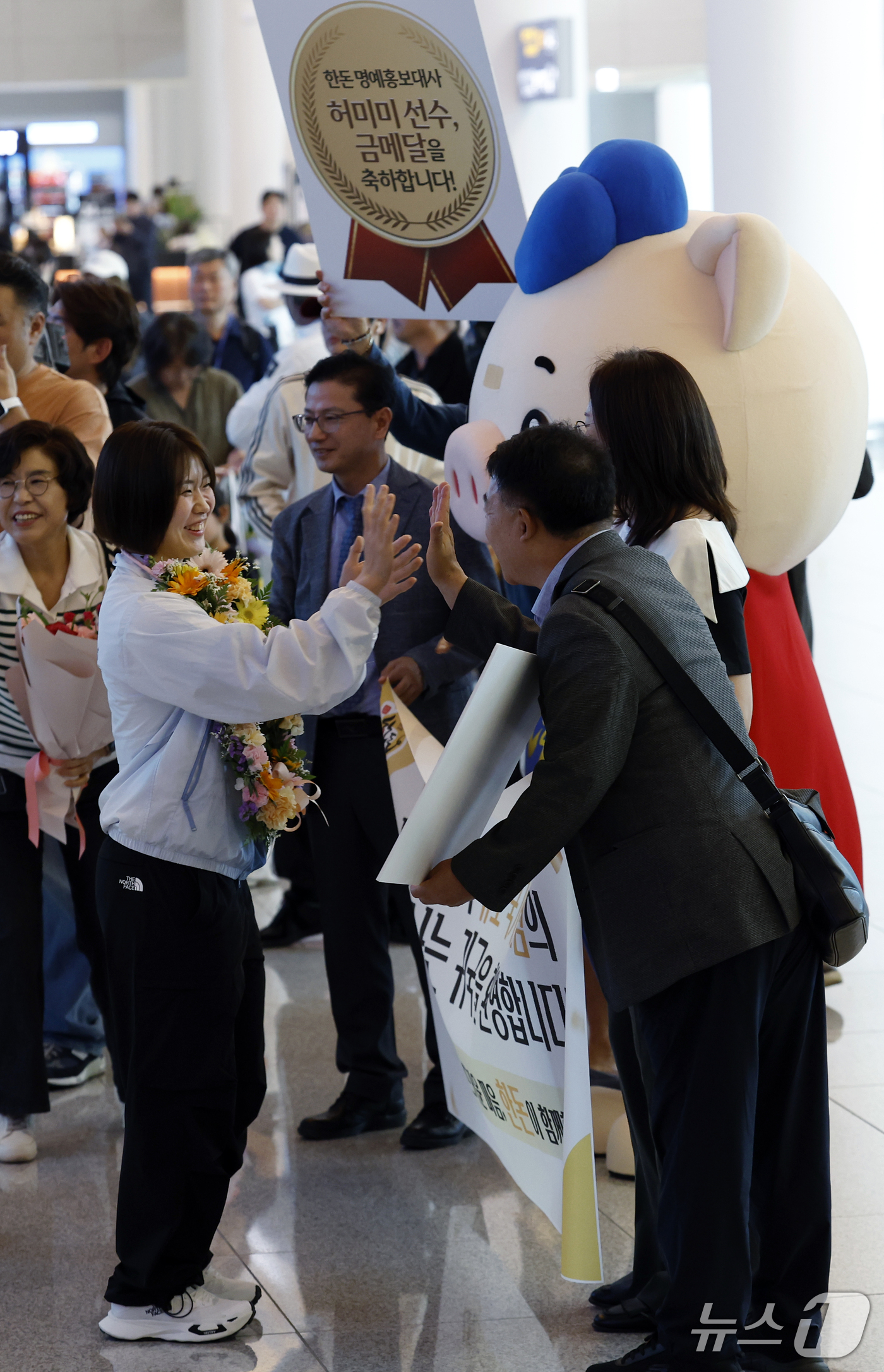 (인천공항=뉴스1) 박정호 기자 = 2026 아이치-나고야 아시안게임 유도 여자 -57kg급에서 금메달을 차지한 허미미가 4일 오후 인천국제공항을 통해 귀국해 환영 나온 한돈자조금 …