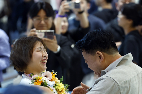 꽃목걸이 받는 허미미