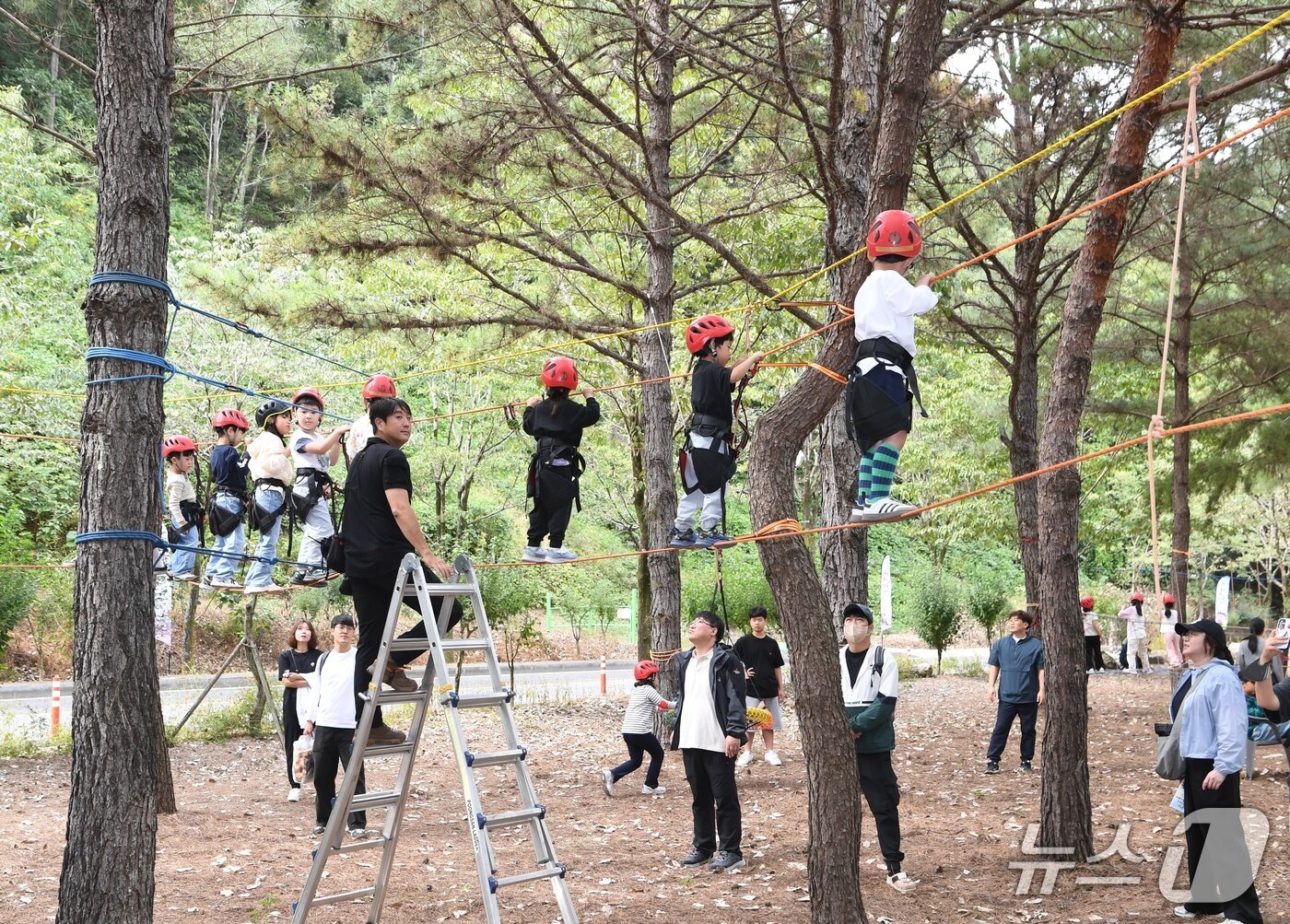 본문 이미지 - 전북 완주군 고산자연휴양림 일원에서 열린 완주와일드&로컬푸드 축제를 찾은 아이들.(완주군 제공)2026.10.4/뉴스1