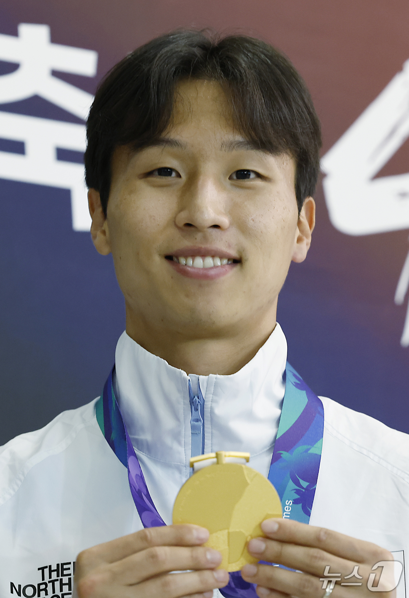 (인천공항=뉴스1) 박정호 기자 = 2026 아이치-나고야 아시안게임 남자축구 결승전에서 결승골을 넣은 엄지성이 4일 오후 인천국제공항을 통해 귀국해 취재진과 인터뷰 후 금메달을 …