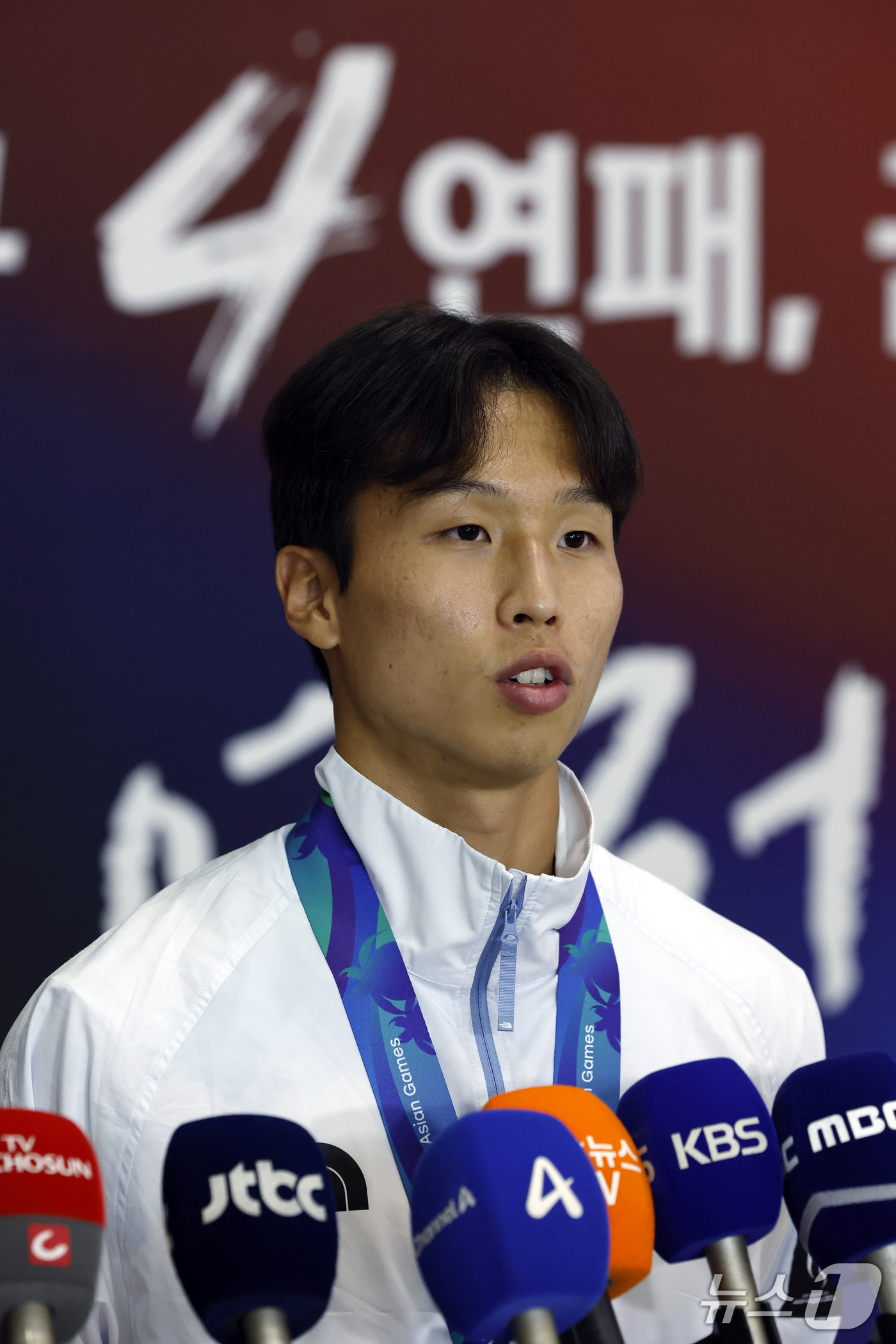(인천공항=뉴스1) 박정호 기자 = 2026 아이치-나고야 아시안게임 남자축구 결승전에서 결승골을 넣은 엄지성이 4일 오후 인천국제공항을 통해 귀국해 취재진과 인터뷰를 하고 있다. …