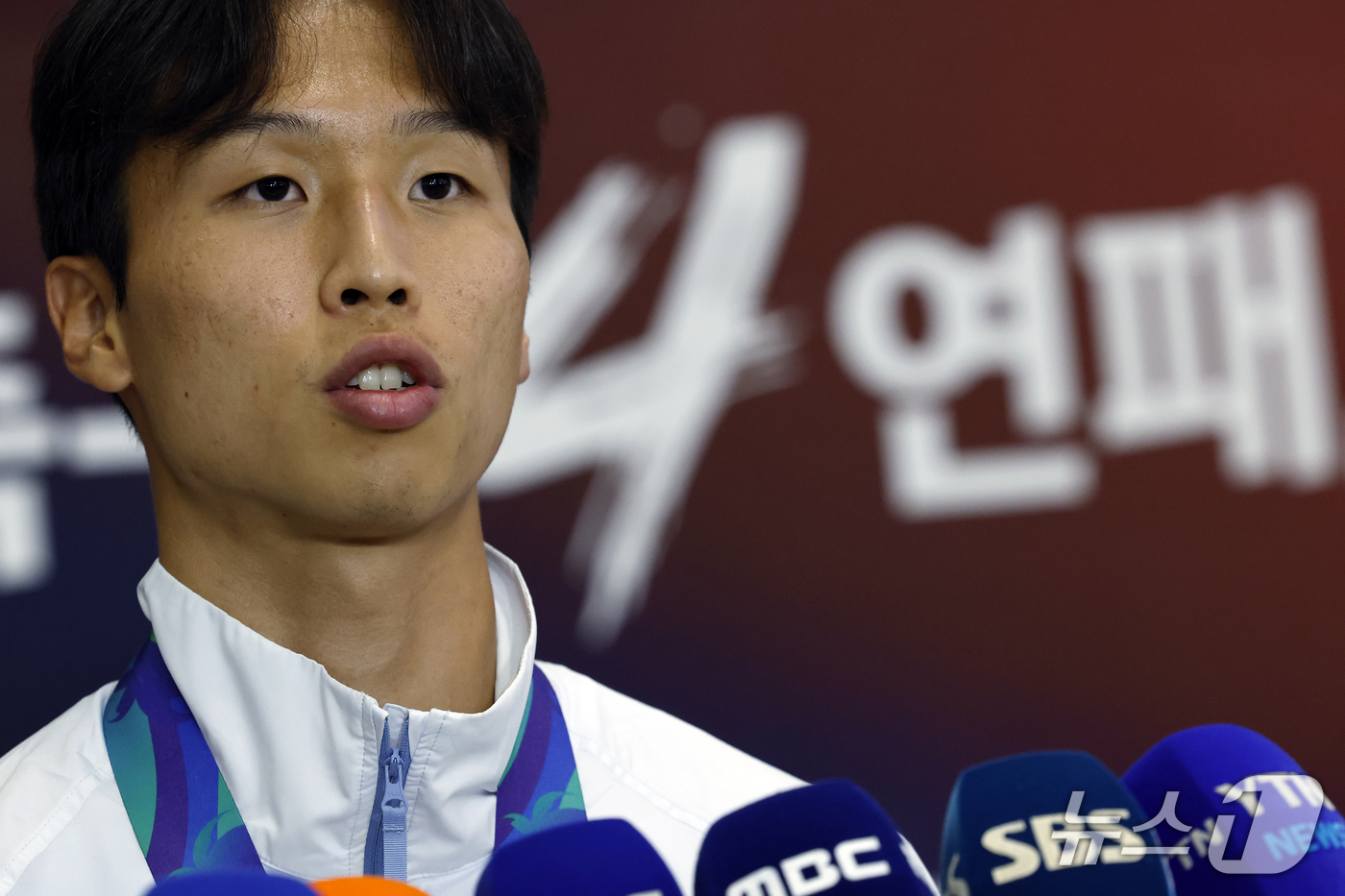 (인천공항=뉴스1) 박정호 기자 = 2026 아이치-나고야 아시안게임 남자축구 결승전에서 결승골을 넣은 엄지성이 4일 오후 인천국제공항을 통해 귀국해 취재진과 인터뷰를 하고 있다. …
