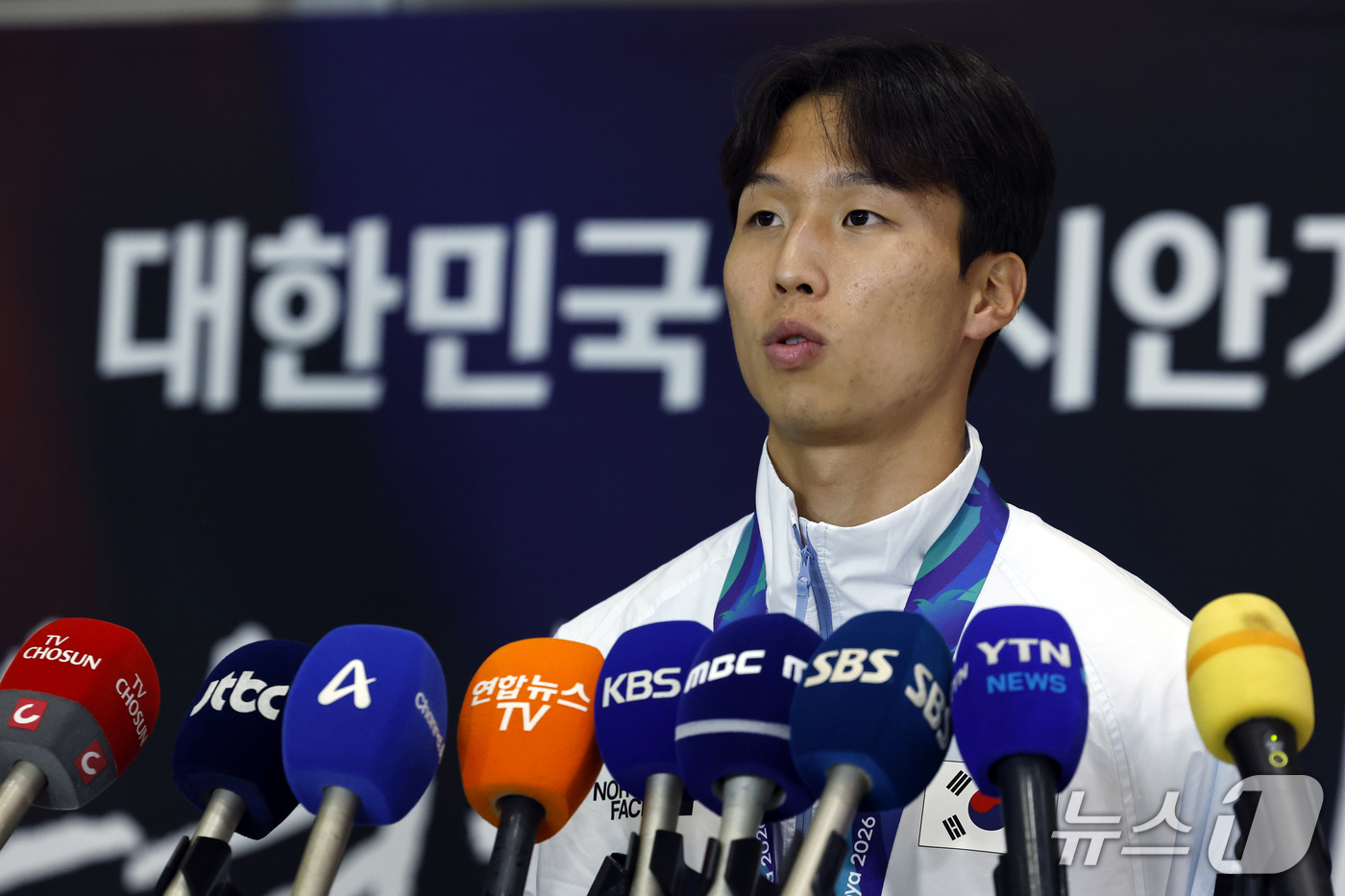 (인천공항=뉴스1) 박정호 기자 = 2026 아이치-나고야 아시안게임 남자축구 결승전에서 결승골을 넣은 엄지성이 4일 오후 인천국제공항을 통해 귀국해 취재진과 인터뷰를 하고 있다. …