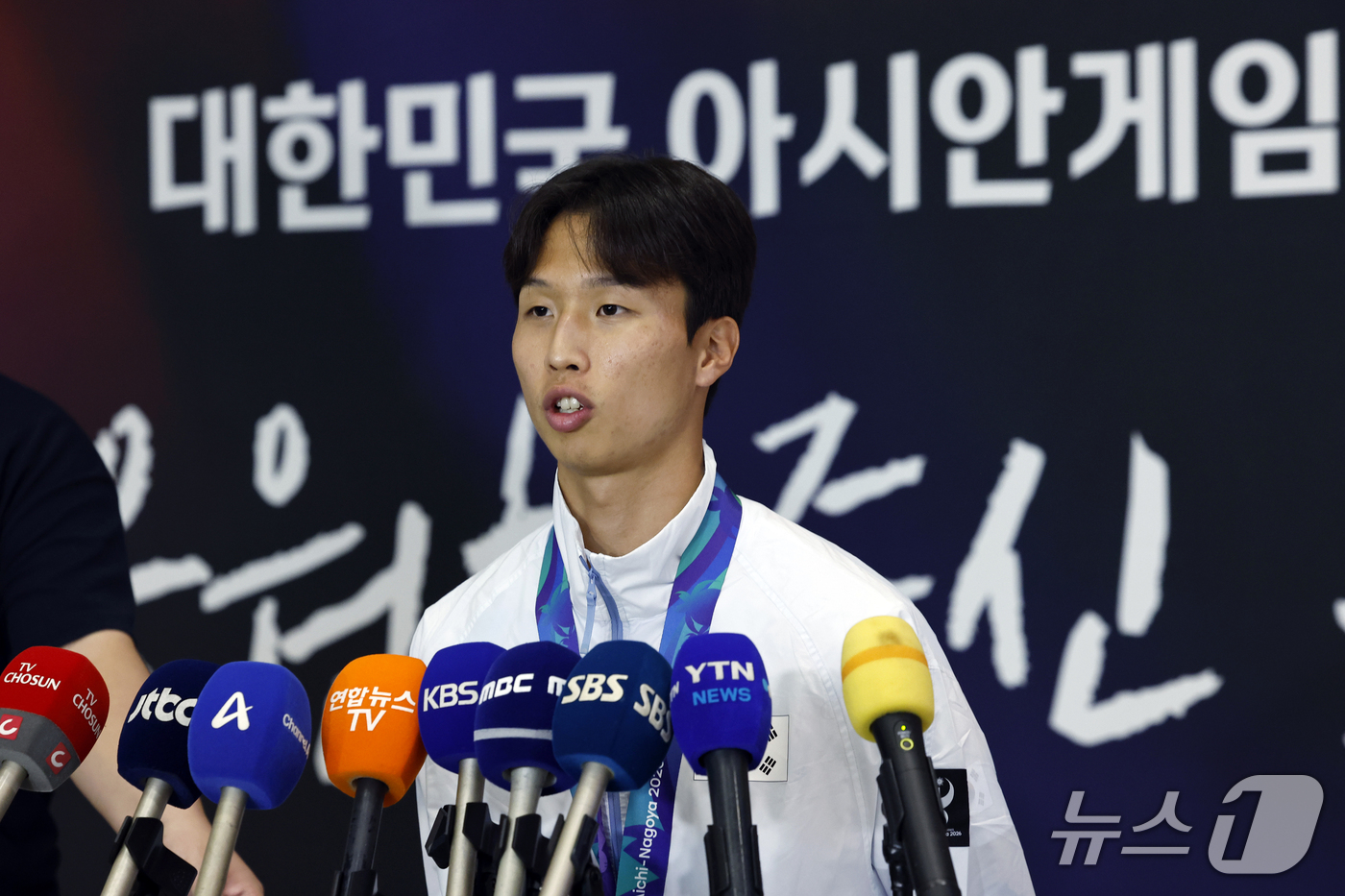 (인천공항=뉴스1) 박정호 기자 = 2026 아이치-나고야 아시안게임 남자축구 결승전에서 결승골을 넣은 엄지성이 4일 오후 인천국제공항을 통해 귀국해 취재진과 인터뷰를 하고 있다. …