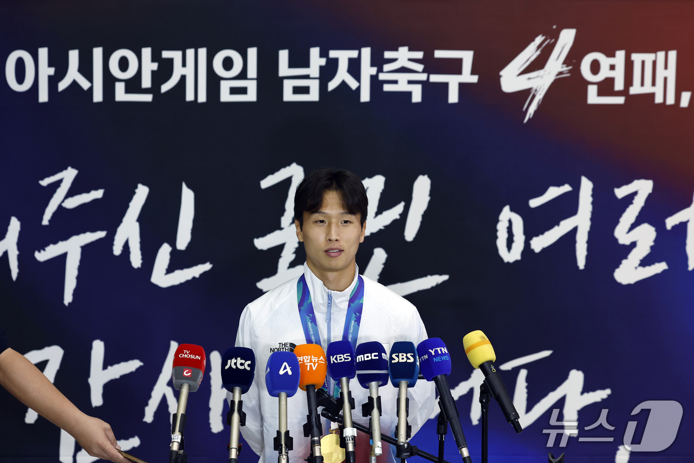 (인천공항=뉴스1) 박정호 기자 = 2026 아이치-나고야 아시안게임 남자축구 결승전에서 결승골을 넣은 엄지성이 4일 오후 인천국제공항을 통해 귀국해 취재진과 인터뷰를 하고 있다. …