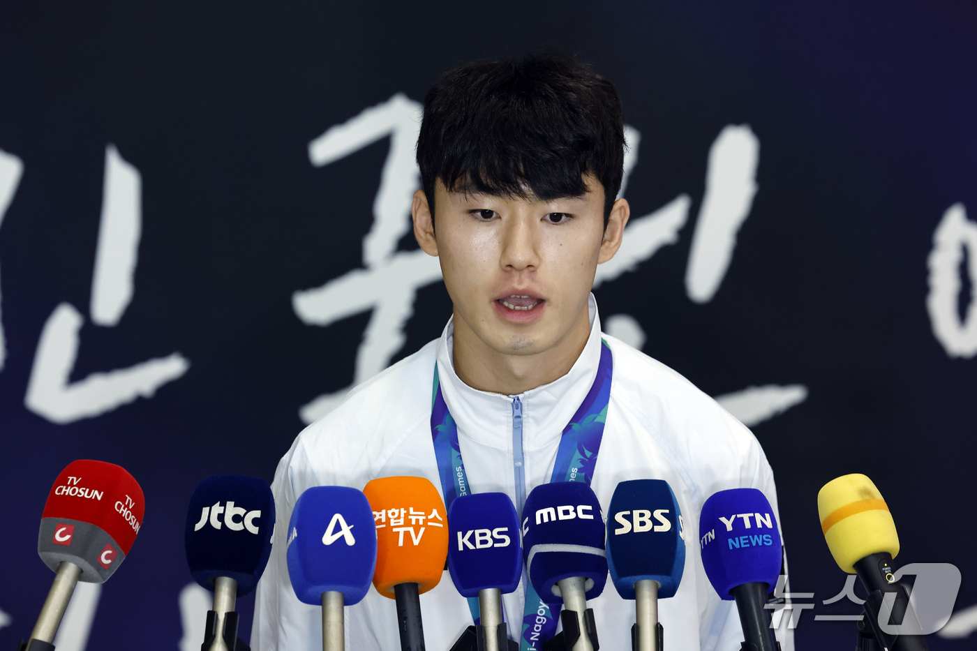 (인천공항=뉴스1) 박정호 기자 = 2026 아이치-나고야 아시안게임 남자축구 4연패를 만든 이민성호 이기혁이 4일 오후 인천국제공항을 통해 귀국해 취재진과 인터뷰를 하고 있다. …