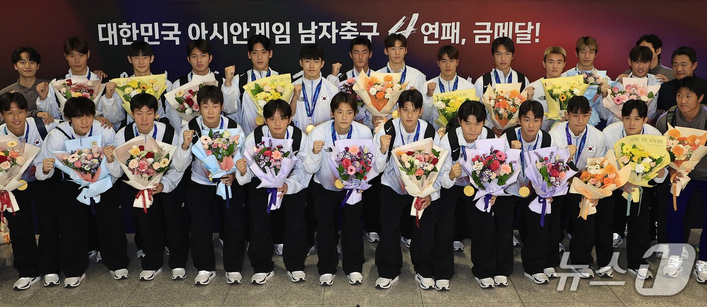 본문 이미지 - 2026 아이치-나고야 아시안게임 남자축구 4연패를 이룬 대한민국 아시안게임 축구대표팀이 지난 4일 오후 인천국제공항을 통해 귀국해 기념 촬영을 하고 있다. 2026.10.4 ⓒ 뉴스1 박정호 기자