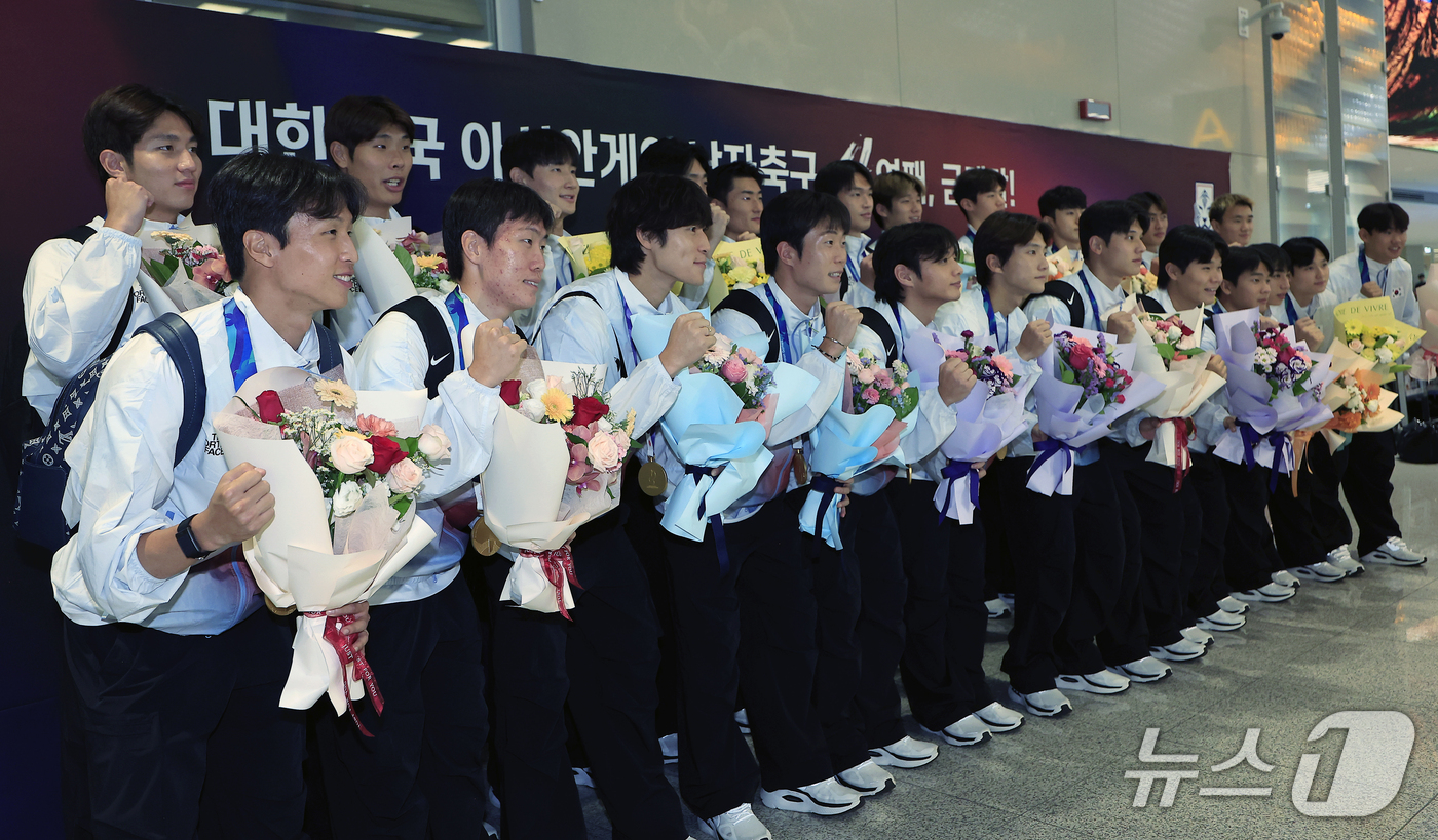 (인천공항=뉴스1) 박정호 기자 = 2026 아이치-나고야 아시안게임 남자축구 4연패를 이룬 대한민국 아시안게임 축구대표팀이 4일 오후 인천국제공항을 통해 귀국해 기념 촬영을 하고 …