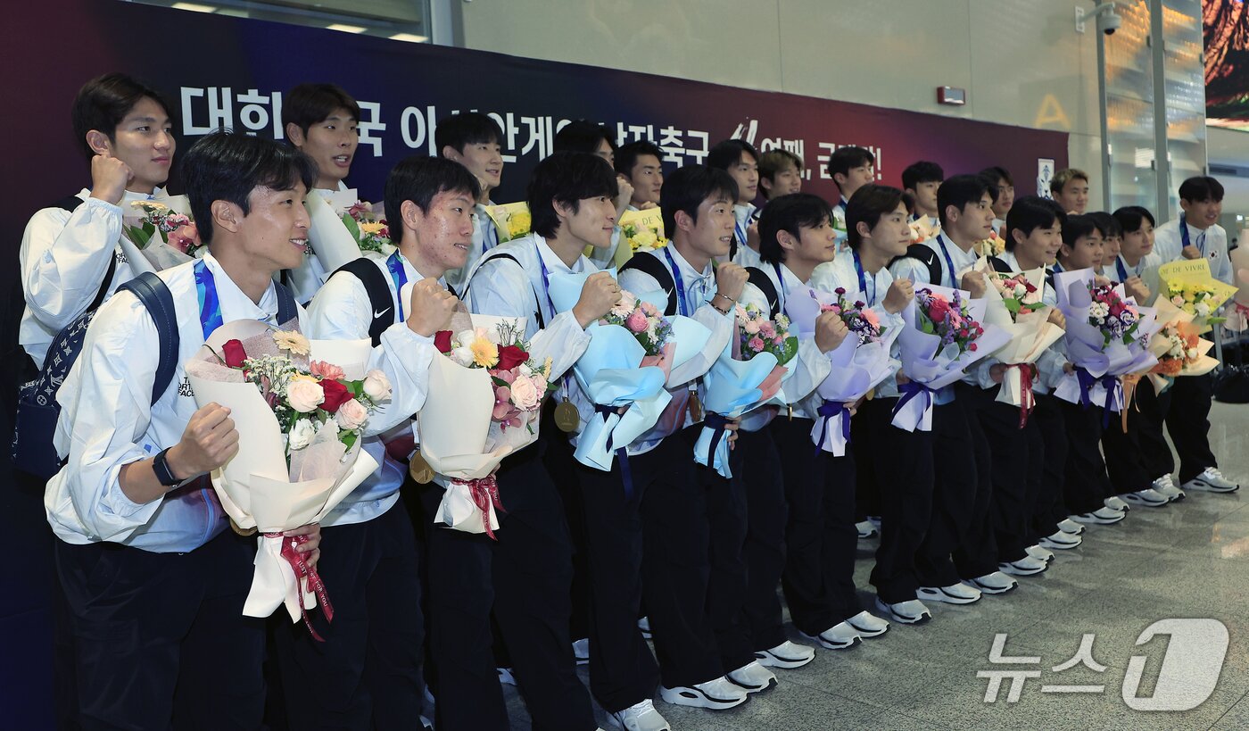 본문 이미지 - 2026 아이치-나고야 아시안게임 남자축구 4연패를 이룬 대한민국 아시안게임 축구대표팀이 4일 오후 인천국제공항을 통해 귀국해 기념 촬영을 하고 있다. 2026.10.4 ⓒ 뉴스1 박정호 기자