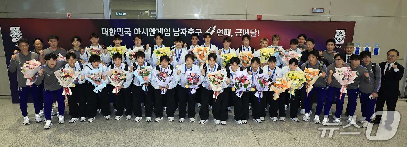 (인천공항=뉴스1) 박정호 기자 = 2026 아이치-나고야 아시안게임 남자축구 4연패를 이룬 대한민국 아시안게임 축구대표팀이 4일 오후 인천국제공항을 통해 귀국해 코치진, 이용수대 …