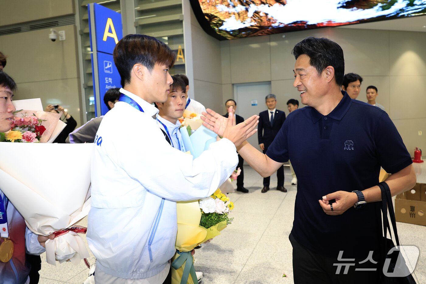 본문 이미지 - 2026 아이치-나고야 아시안게임 남자축구 4연패를 만든 이민성 감독이 4일 오후 인천국제공항을 통해 귀국해 선수들의 노고를 격려하고 있다. 2026.10.4 ⓒ 뉴스1 박정호 기자