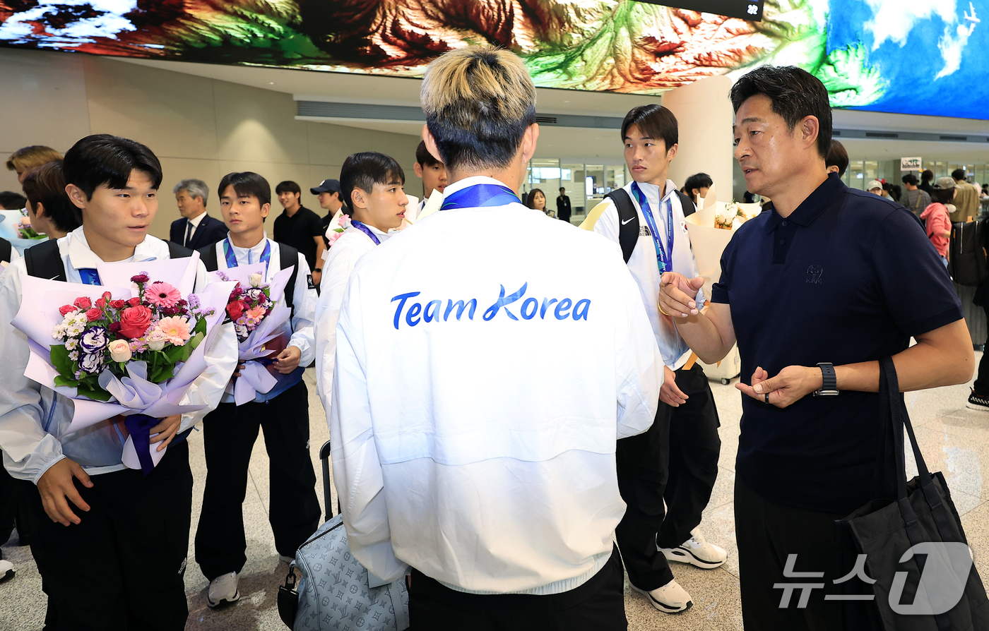 (인천공항=뉴스1) 박정호 기자 = 2026 아이치-나고야 아시안게임 남자축구 4연패를 만든 이민성 감독이 4일 오후 인천국제공항을 통해 귀국해 양현준 등 선수들의 노고를 격려하고 …