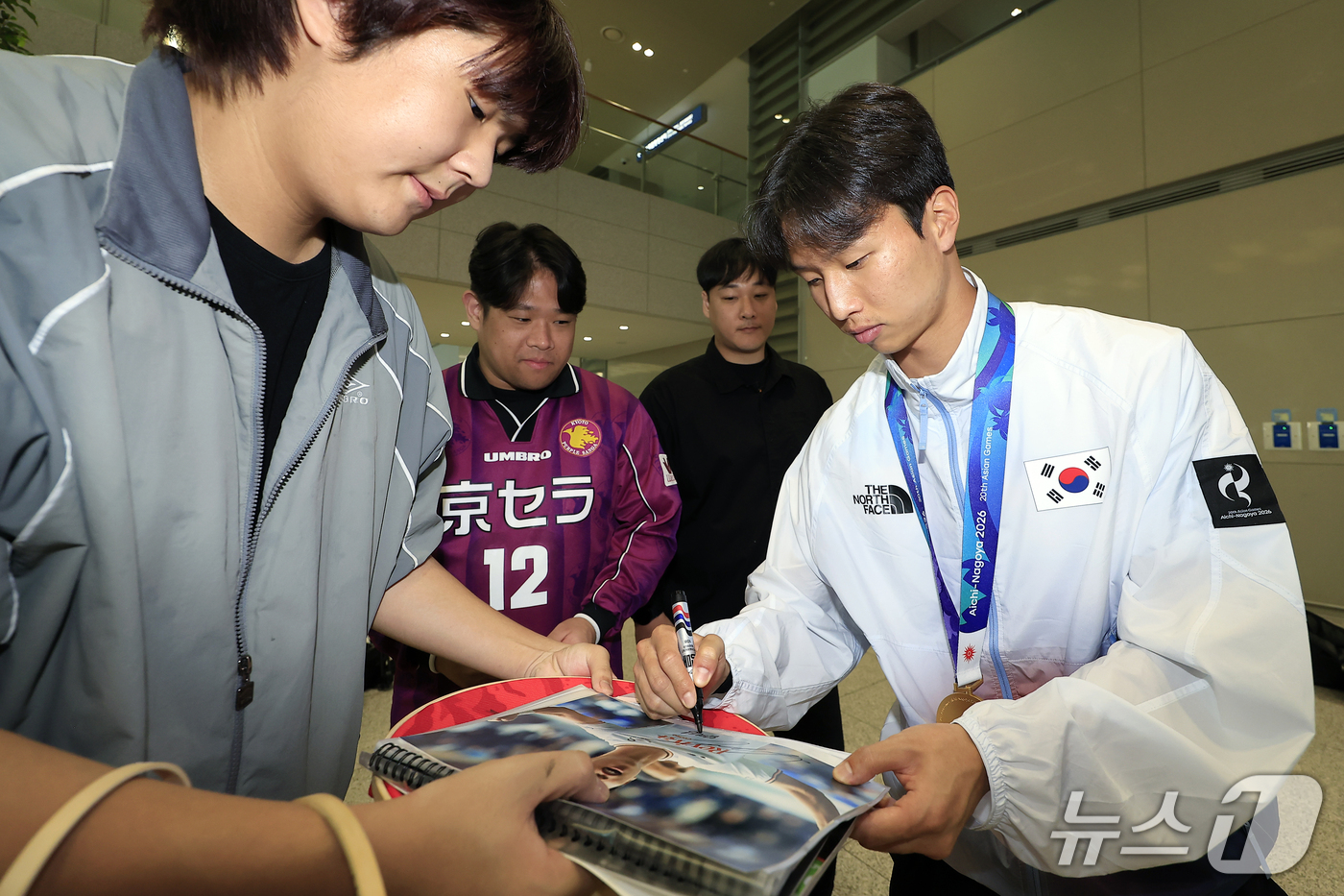 (인천공항=뉴스1) 박정호 기자 = 2026 아이치-나고야 아시안게임 남자축구 결승전에서 결승골을 넣은 엄지성이 4일 오후 인천국제공항을 통해 귀국해 인터뷰 후 팬들에게 사인해 주 …