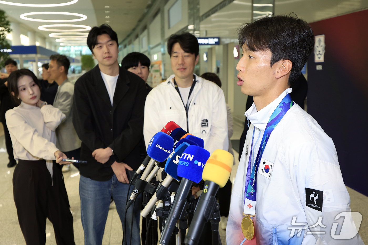 (인천공항=뉴스1) 박정호 기자 = 2026 아이치-나고야 아시안게임 남자축구 결승전에서 결승골을 넣은 엄지성이 4일 오후 인천국제공항을 통해 귀국해 취재진과 인터뷰를 하고 있다. …