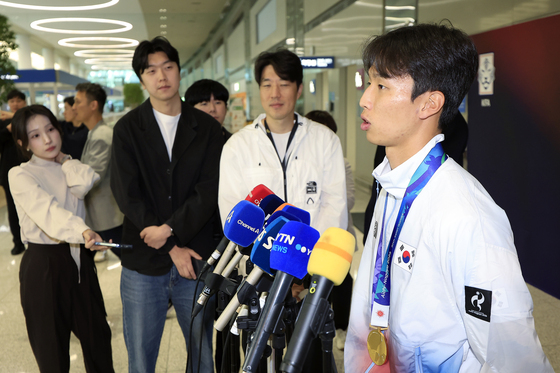 귀국 인터뷰 하는 엄지성