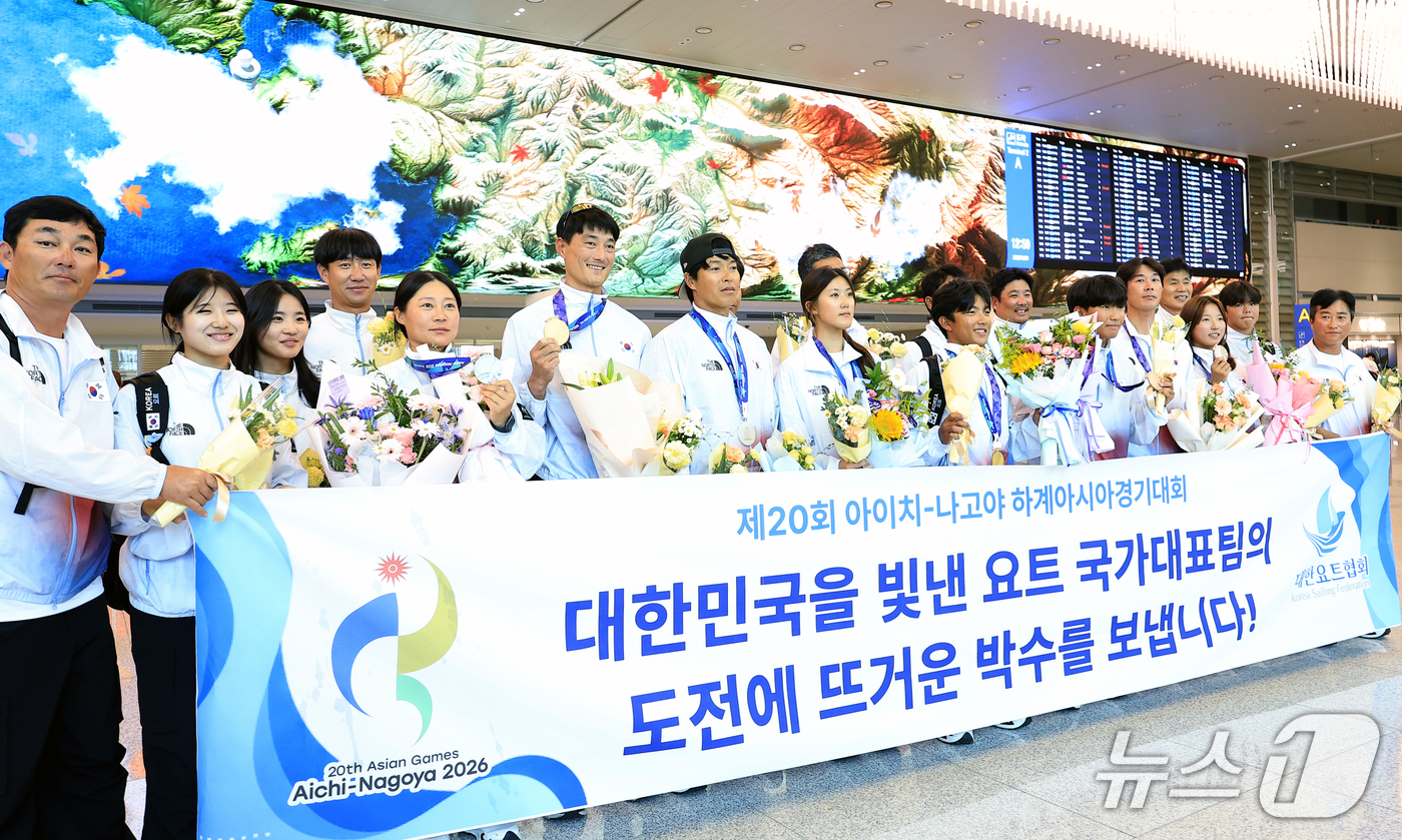 (인천공항=뉴스1) 박정호 기자 = 2026 아이치-나고야 아시안게임에서 금 2개, 은 2개, 동 2개로 대회를 마친 요트대표팀이 4일 오후 인천국제공항을 통해 귀국해 기념 촬영을 …