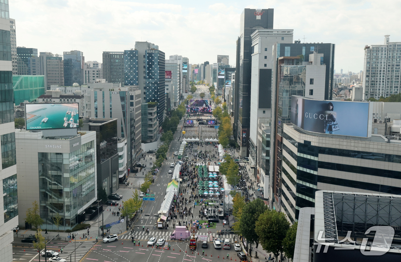 (서울=뉴스1) 박세연 기자 = 4일 오후 서울 강남구 도산대로 일대에서 열린 2026강남페스티벌이 축제를 즐기는 시민과 관광객으로 붐비고 있다.5일까지 계속되는 강남페스티벌에서는 …