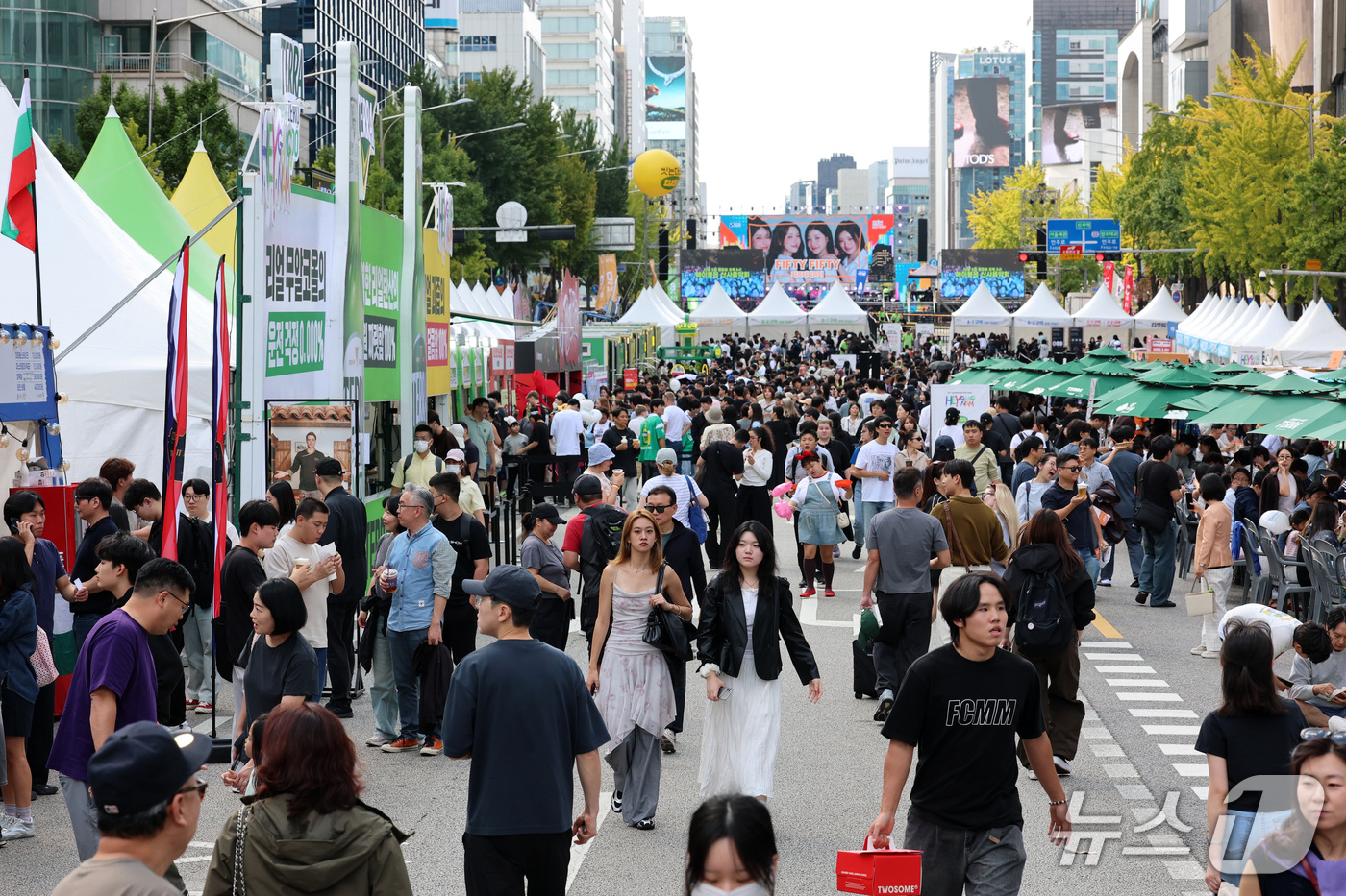 (서울=뉴스1) 박세연 기자 = 4일 오후 서울 강남구 도산대로 일대에서 열린 2026강남페스티벌이 축제를 즐기는 시민과 관광객으로 붐비고 있다.5일까지 계속되는 강남페스티벌에서는 …