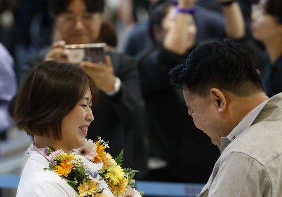 꽃목걸이 받은 허미미