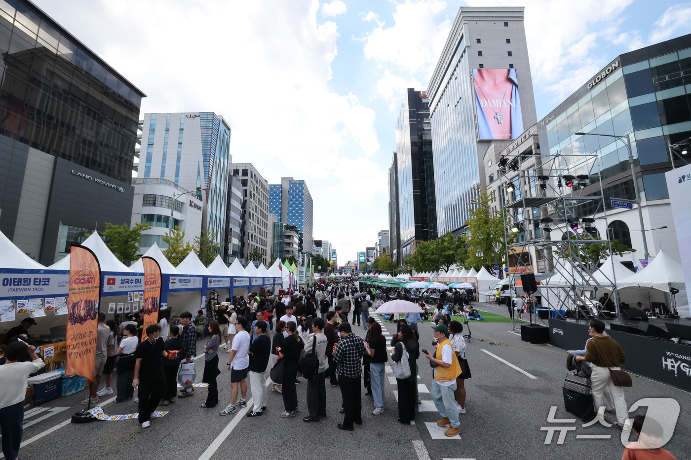 (서울=뉴스1) 박세연 기자 = 4일 오후 서울 강남구 도산대로 일대에서 열린 2026강남페스티벌이 축제를 즐기는 시민과 관광객으로 붐비고 있다.5일까지 계속되는 강남페스티벌에서는 …