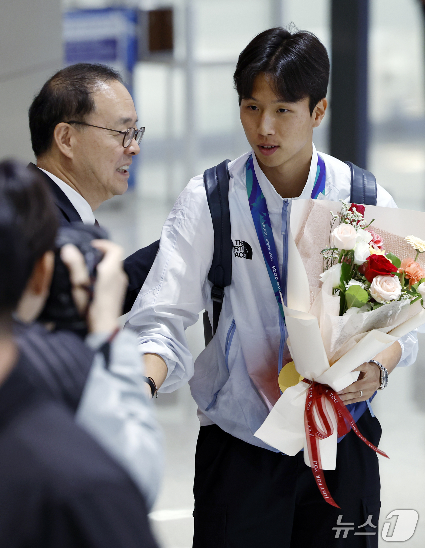 (인천공항=뉴스1) 박정호 기자 = 2026 아이치-나고야 아시안게임 남자축구 결승전에서 결승골을 넣은 엄지성이 4일 오후 인천국제공항을 통해 귀국해 이용수 대한축구협회장 직무대행 …