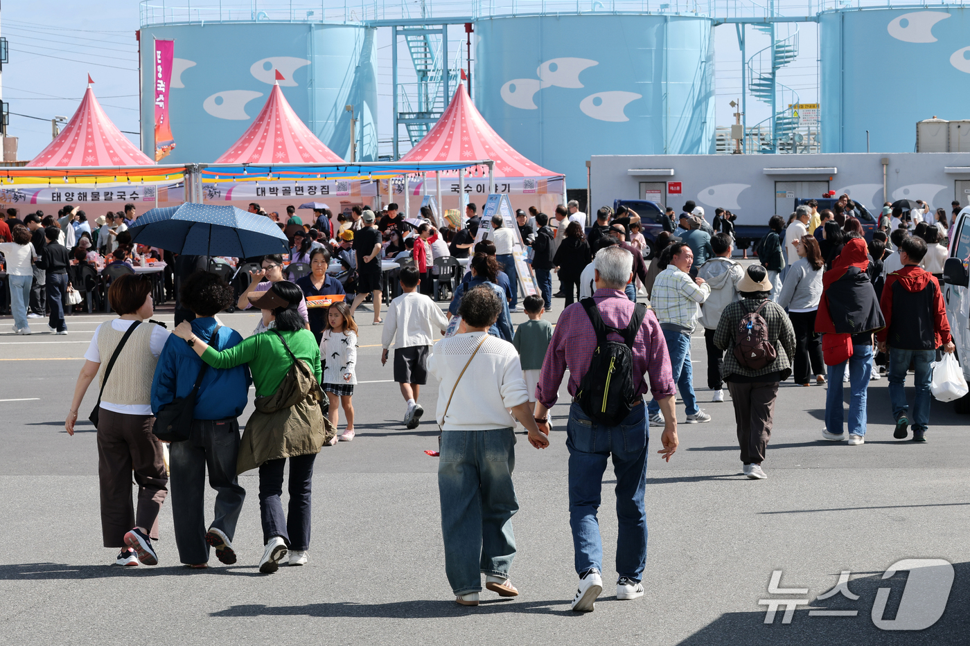 (포항=뉴스1) 최창호 기자 = 4일 오후 경북 포항시 남구 구룡포 아라광장 일원에서 열린 '포항 해뜨면 국수축제'를 찾은 관광객들이 국수를 먹기 위해 이동하고 있다.이번 축제에는 …