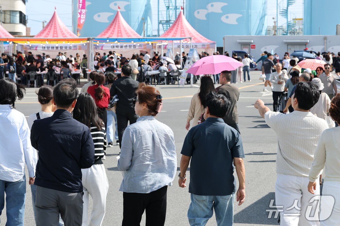 본문 이미지 - 4일 오후 경북 포항시 남구 구룡포 아라광장 일원에서 열린 '포항 해뜨면 국수축제'를 찾은 관광객들이 국수를 먹기 위해 걸어가고 있다. 2026.10.4 ⓒ 뉴스1 최창호 기자