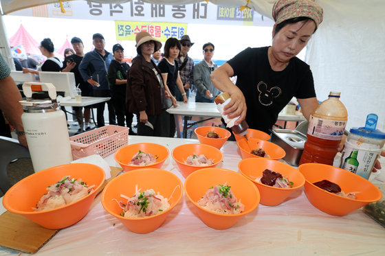 '포항 해뜨면 국수 축제' 찾은 관광객...취식·주차 공간 부족에 불만